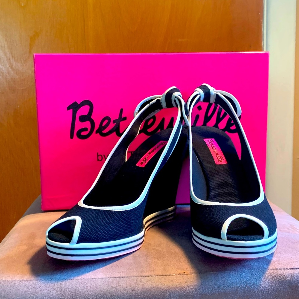 Betsey Johnson Betseyville Vicki Wedges Size 8